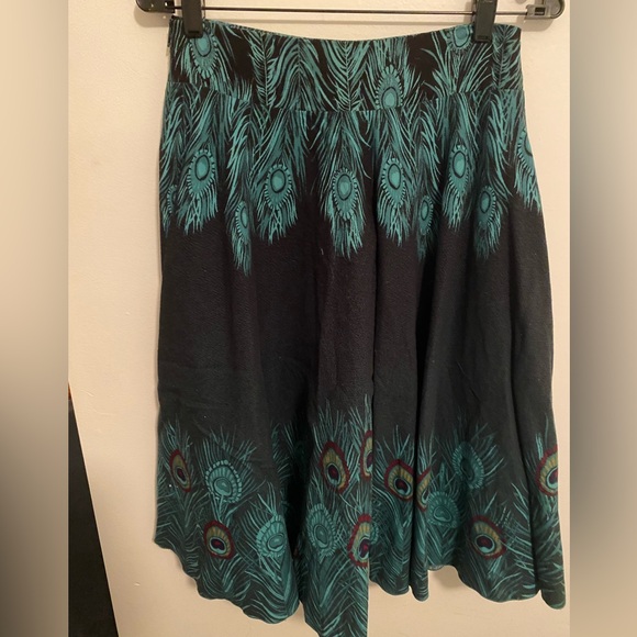 H&M Peacock skirt, Women’s 4, EUC, Forest green w/multi green feathers, side zip - Picture 2 of 6